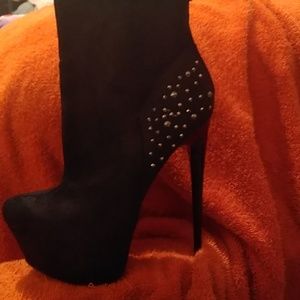 High heels pump's all black with silver studs